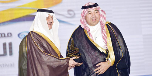   أمير المنطقة الشرقية يقدم التكريم للدكتور طارق عناية