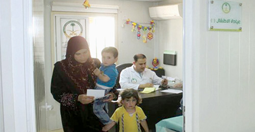  الفريق الطبي يعالج أطفال أبناء الأشقاء السوريين
