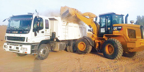  جانب من عمليات إزالة النفايات بالمنطقة