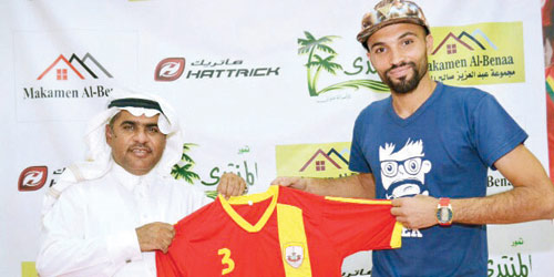   الدرديري ورئيس النجوم بعد التوقيع