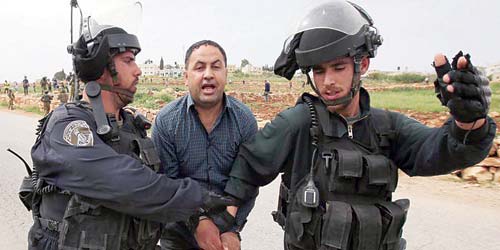   سلطات الاحتلال تعتقل فلسطينيًا