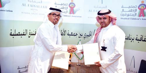   صورة من توقيع الاتفاقية