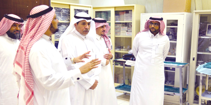  القحطاني يستمع لشرح من مسؤولي الجامعة