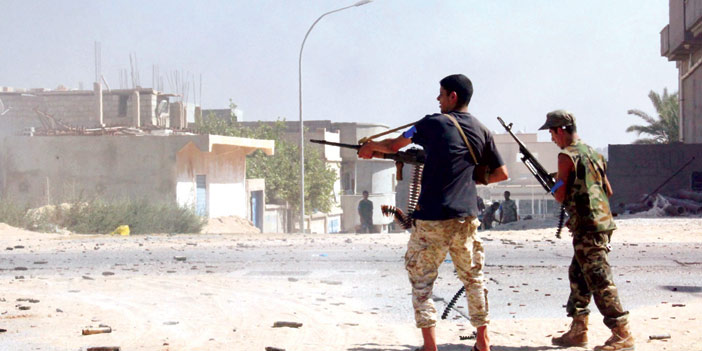   مقاتلون ليبيون أثناء تمشيط طرقات سرت وتطهيرها من عناصر داعش
