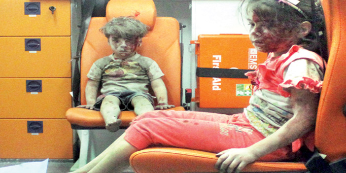  طفلان سوريان ناجيان من قصف الطيران الروسي والسوري على حلب بعد إخراجهما من تحت الأنقاض