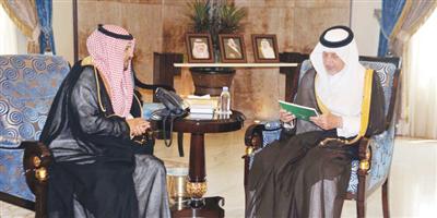 أمير منطقة مكة المكرمة يستلم التقرير السنوي لمركز المعلومات الوطني 
