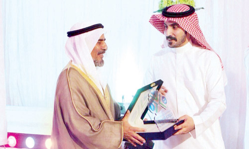  المحافظ ومدير المعهد في فقرة التكريم