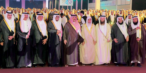   الأمير مشعل مع عدد من المسؤولين والعرسان