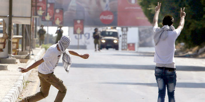  ناشط فلسطيني يقذف بالحجاره تجاه قوات الاحتلال بمدينة نابلس