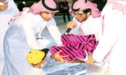   تكريم أحد الأطفال الصغار أثناء المهرجان