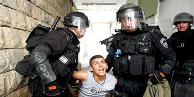 الاحتلال يعتقل طفلاً و17 شاباً فلسطينياً 