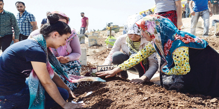  العوائل المكلومة يودعون ذويهم ضحايا التفجير الانتحاري في حفل الزفاف بغازي عنتاب