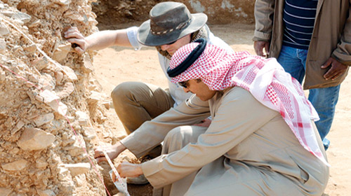  الأمير سلطان يطلع على أعمال فريق التنقيب الأثري في الدوادمي