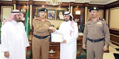 ولي العهد يكرم العتيبي منقذ محطة وقود من الحريق في الزلفي 