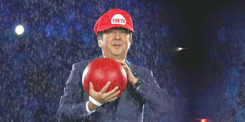  الرئيس الياباني شينزو آبي خلال حفل الختام