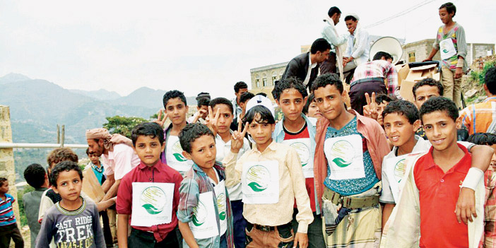  أبناء منطقة شقب فرحين بالدعم الإغاثي