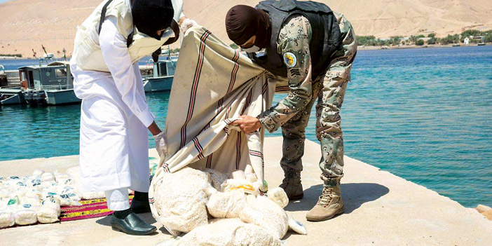  رجال مكافحة المخدرات يحصون المخدرات المصادرة