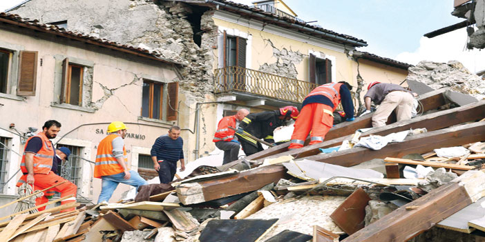   عمال الإنقاذ الإيطاليون يواصلون عملهم وسط ركام المباني المهدّمة جراء الزلزال