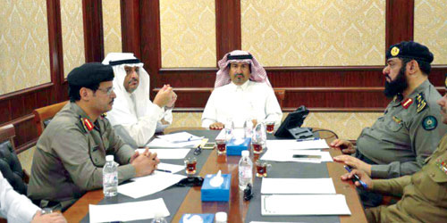  محافظ رأس تنورة أثناء الاجتماع