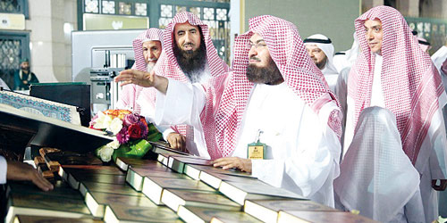   السديس لحظة تدشين المعرض