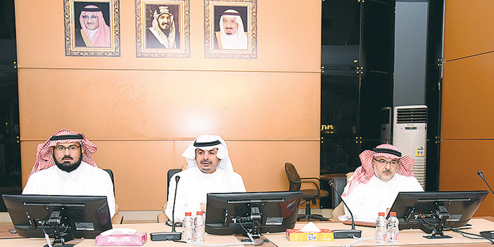  الركيان خلال ترؤسه اجتماع مجلس التعليم المحلي