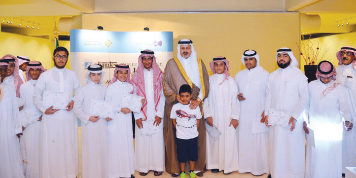  الأمير فيصل بن محمد مع نخبة من موهوبي معهد العاصمة في منصة الفنون بجمعية التشكيليين