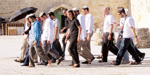   مستوطنون متطرفون يهود يستبيحون باحات المسجد الأقصى