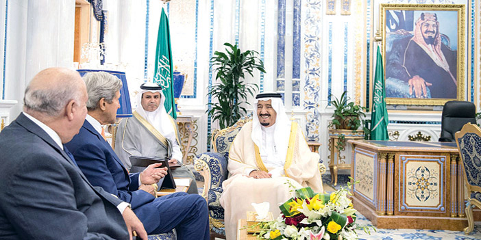  خادم الحرمين الشريفين خلال استقباله كيري أمس