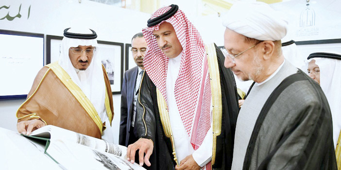  الأمير يطلع على الكتاب