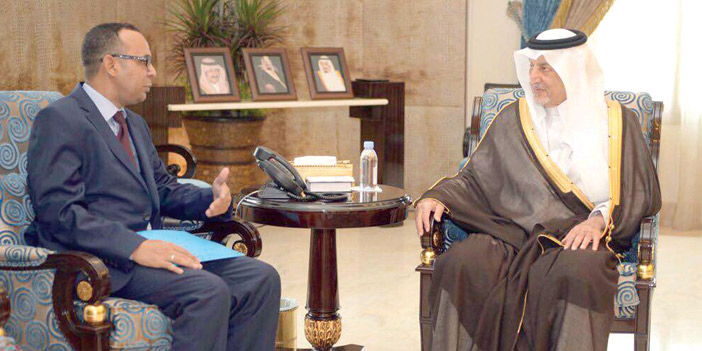  الأمير خالد الفيصل خلال استقباله القنصل الموريتاني