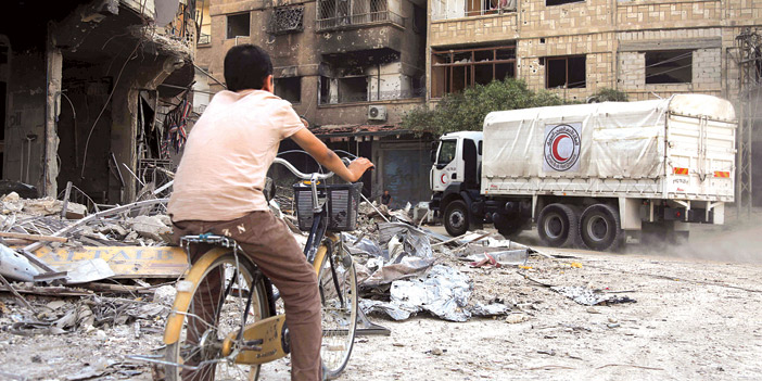  إحدى شاحنات الإغاثة التابعة للهلال الأحمر تدخل منطقة تحت سيطرة الفصائل في حرستا شرق دمشق