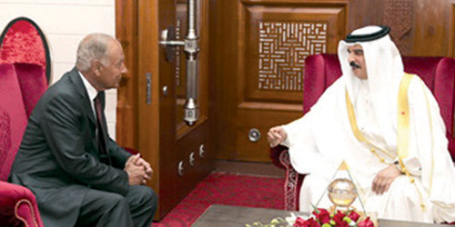  الملك حمد بن عيسى خلال استقباله أمس أمين عام الجامعة العربية