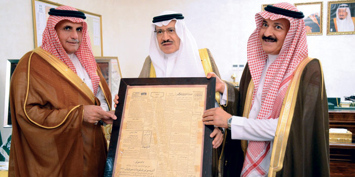   أمير المنطقة يتلقى الهدية التذكارية