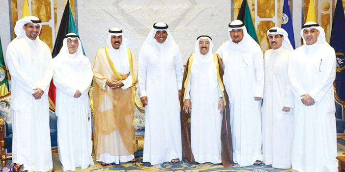  أمير دولة الكويت مع أعضاء اللجنة الوطنية المؤقتة لإدارة اتحاد كرة القدم