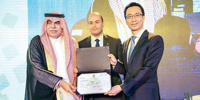   وزير التجارة خلال تسليمه شركة هواوي الترخيص الاستثماري