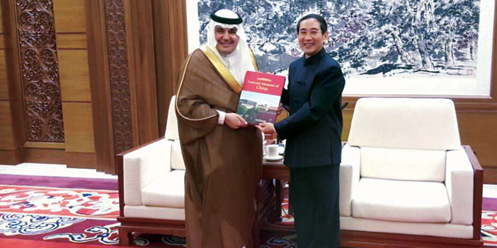   الطريفي خلال لقائه رئيس المتحف الصيني