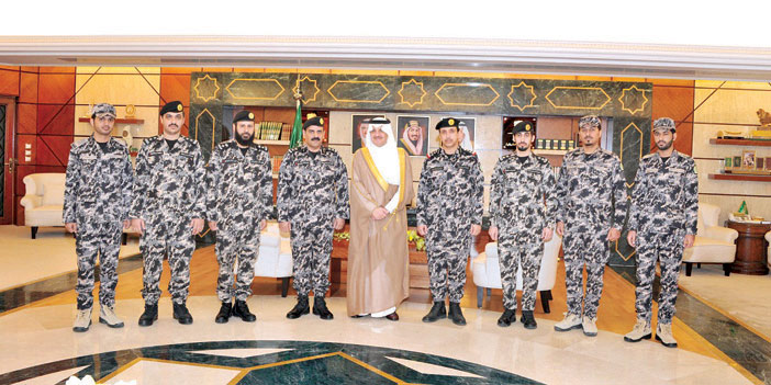   الأمير سعود بن نايف مع عدد من القيادات والضباط خلال تدشين الزي