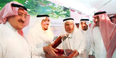 أمير القصيم يكرّم «دواجن الوطنية» لرعايتها مهرجان العنب 