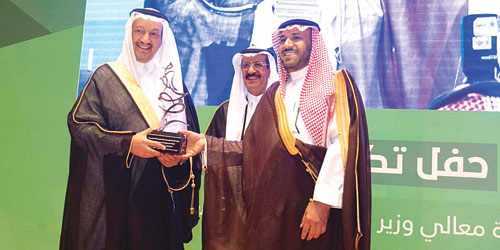  الربيعان يتسلم الجائزة من محافظ هيئة الاتصالات وتقنية المعلومات