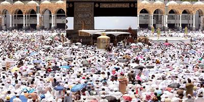 ضيوف الرحمن يؤدون صلاة أول جمعة في المسجد الحرام 