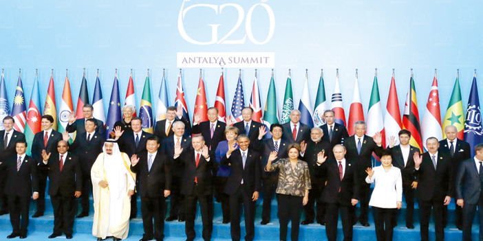  المليك في صورة جماعية مع قادة دول مجموعة العشرين بقمة أنطاليا المنعقدة في تركيا العام الماضي