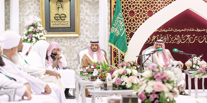  لقطتان من استقبال الأمير بندر بن سلمان لضيوف خادم الحرمين الشريفين