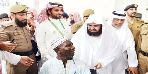 الشيخ السديس يقوم بتوزيع الهدايا وعربات المسنين على ضيوف الرحمن 