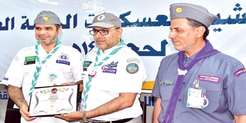  وزير التعليم يقلد الدوسري نوط الحج