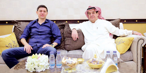   عبدالعزيز الحميد بجانب مدرب الفريق كالزيتش