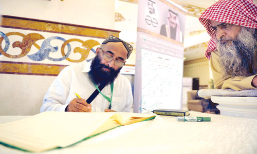  أحد الضيوف يسجل شكره لحكومة خادم الحرمين