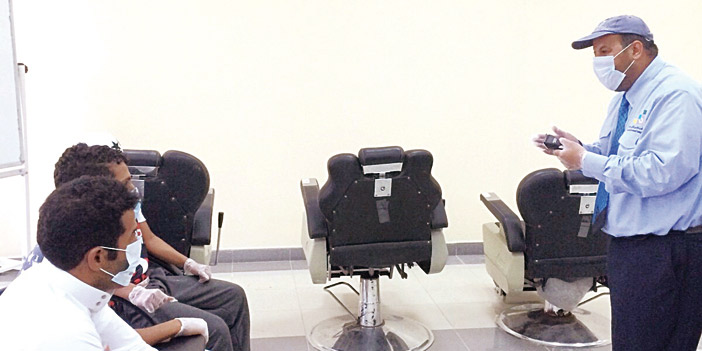   الحلاقون خلال أحد التدريبات