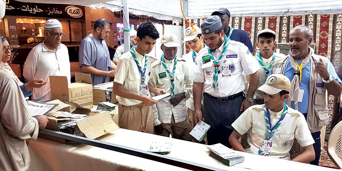  الحربي متفقداً أحد المعسكرات