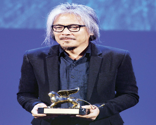  المخرج الفلبيني لاف دياز بعد تسلمه الجائزة