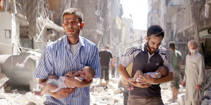  إنقاذ أطفال من تحت الركام بعد غارة جوية لقوات الأسد